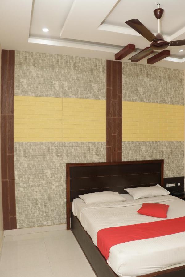 Hôtel E S Residency à Theni Extérieur photo