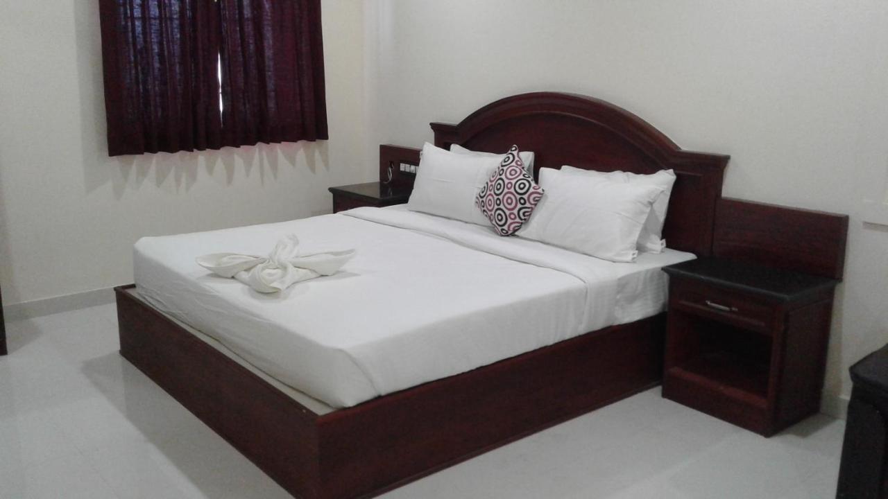 Hôtel E S Residency à Theni Extérieur photo