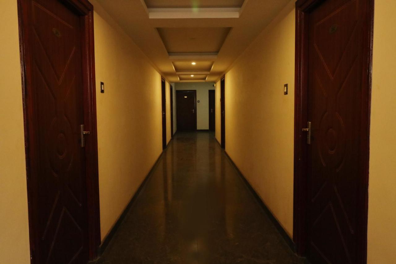 Hôtel E S Residency à Theni Extérieur photo
