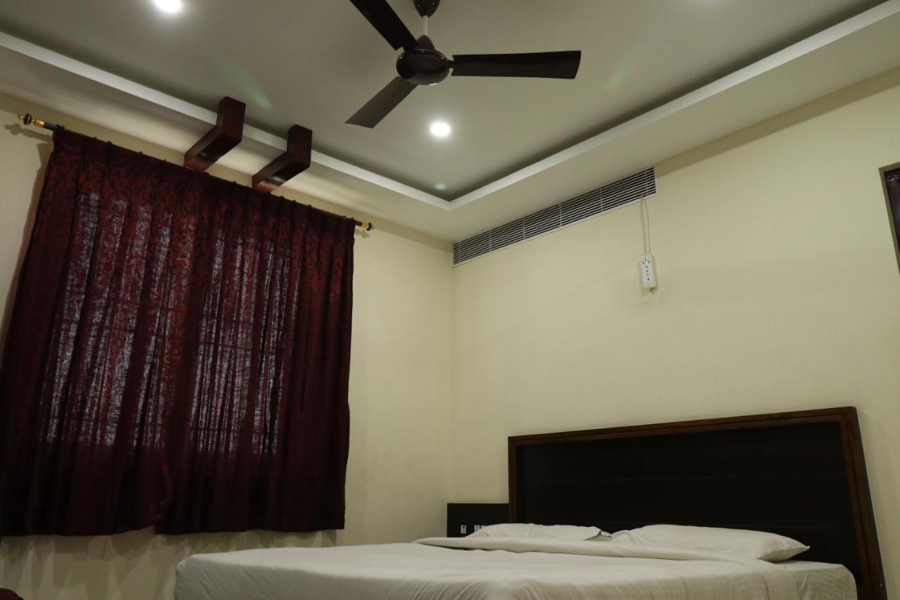 Hôtel E S Residency à Theni Extérieur photo