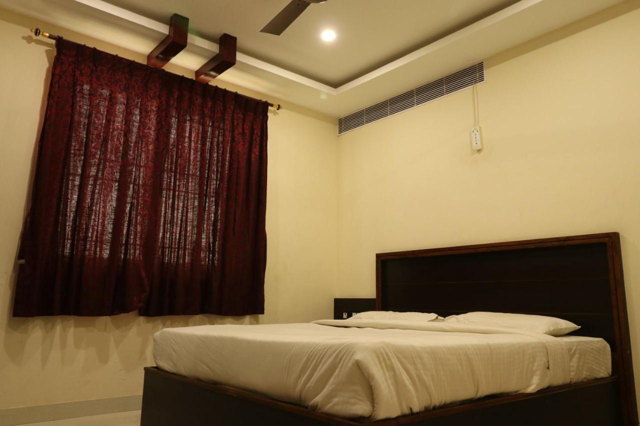 Hôtel E S Residency à Theni Extérieur photo