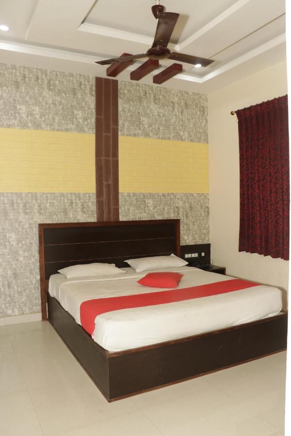 Hôtel E S Residency à Theni Extérieur photo