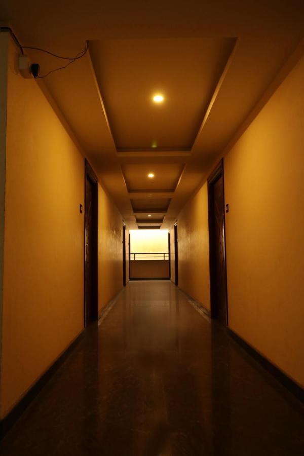 Hôtel E S Residency à Theni Extérieur photo