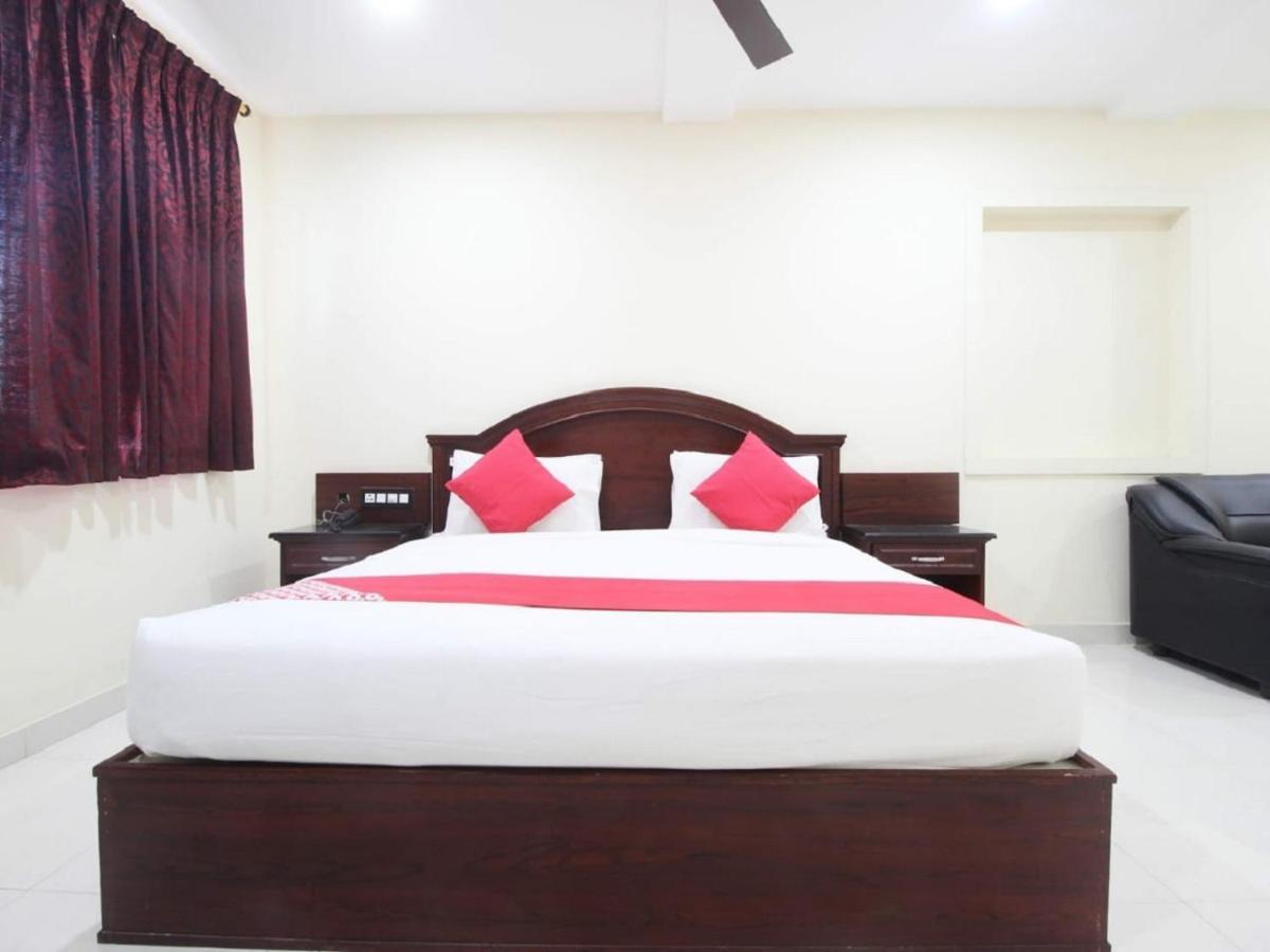 Hôtel E S Residency à Theni Extérieur photo