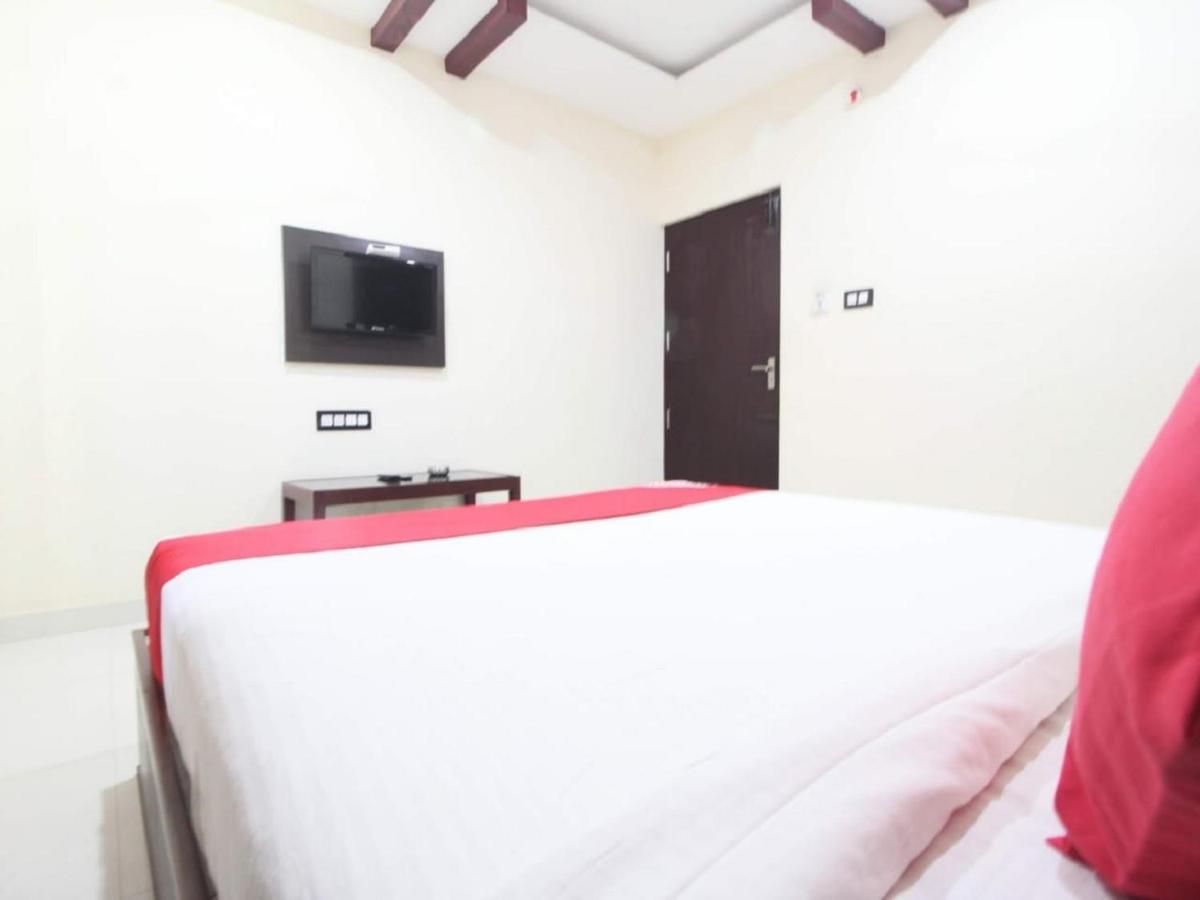 Hôtel E S Residency à Theni Extérieur photo